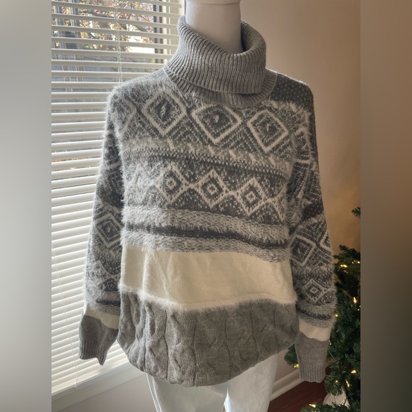 Absolutely Famous Sweaters - Gray and White Turtleneck women’s size 1x
